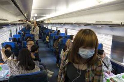 Unos pasajeros ocupan sus asientos en un tren de alta velocidad en la estación de Guangzhou (China). EFE/Archivo