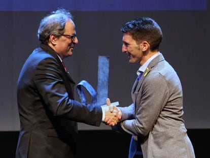 Oriol Mitjà rep el premi Català de l'Any 2016 de la mà de Quim Torra. 
 