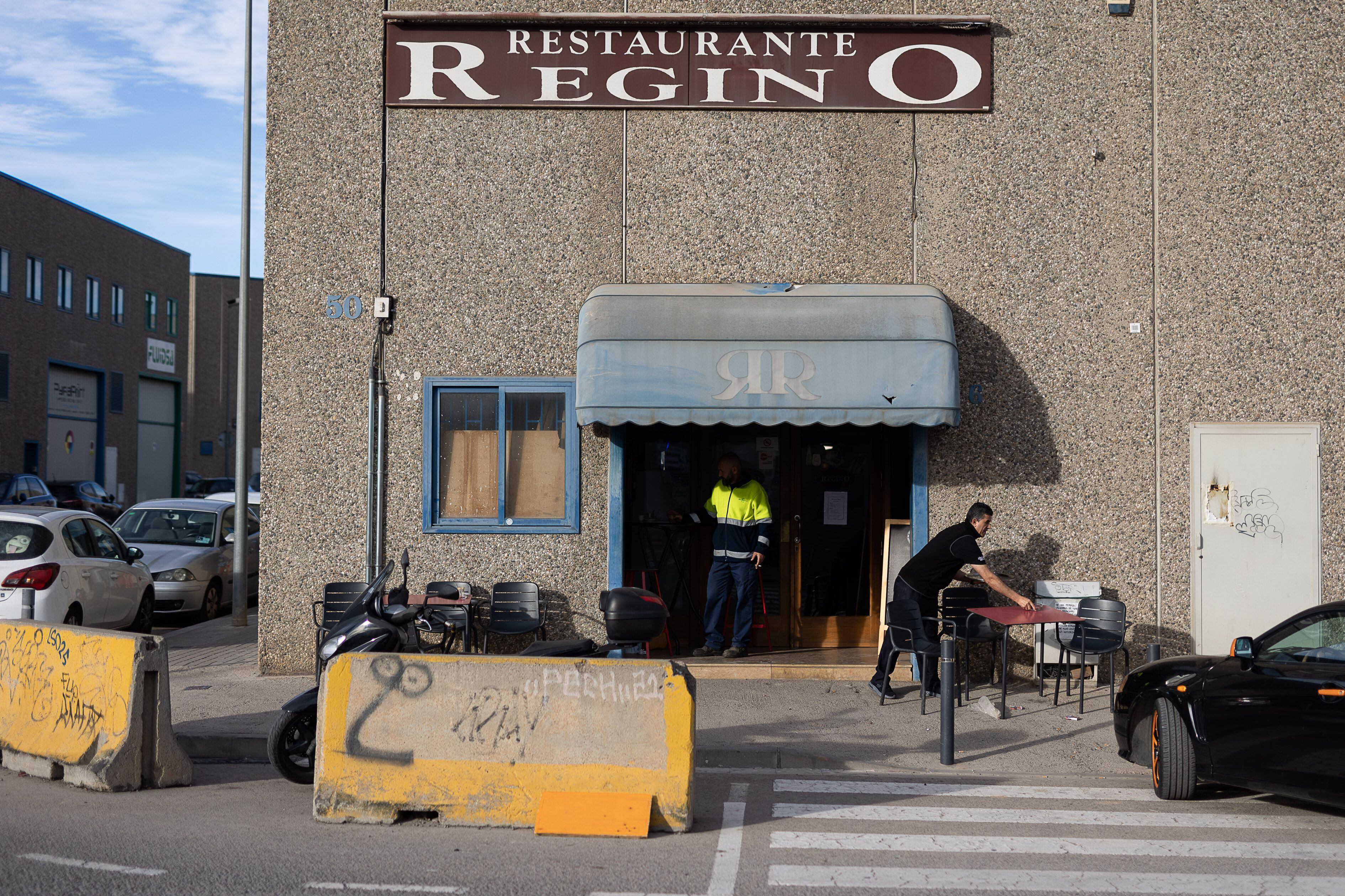 En el barrio obrero de La Verneda de Barcelona está el restaurante Regino, donde el precio del menú se mantiene en 9,50 euros desde hace años. “No hay más secreto que moverse mucho para comprar. Tener controlados a los proveedores y mantener el precio”, asegura Verónica Rubio, la hija del propietario. 