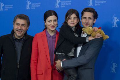 El director Antonio Chavarrias, y los actores Barbara Lennie, Mágica Pérez y Juan Diego Botto, de izquierda a derecha.