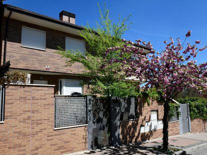 La vivienda donde la pareja fue detenida por el presunto maltrato de sus ocho hijos menores de edad, en Colmenar Viejo.