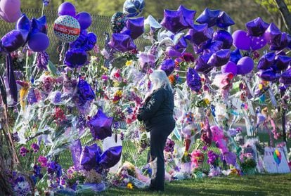 Una fan de Prince, en la valla que rodea Paisley Park, hogar y estudio del músico, en Chanhassen, Minnesota.