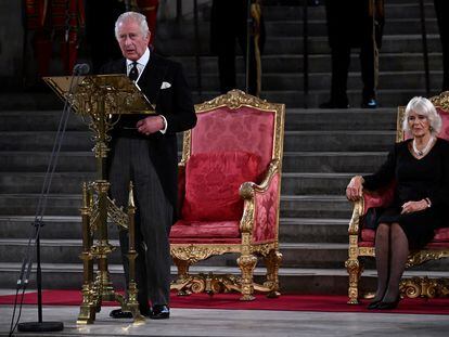 arlos III y Camila, este lunes en el palacio de Westminster, donde han recibido las condolencias de los parlamentarios por la muerte de Isabel II.