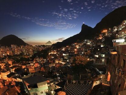 Vistas al atardecer desde el punto más alto de la favela Santa Marta, en Río de Janeiro.