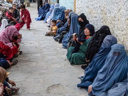 Mujeres afganas esperan a recibir alimentos distribuidos por una organización humanitaria durante el Ramadán, el pasado 13 de abril en Kabul.