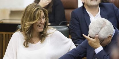 La presidenta andaluza, Susana Díaz, y el vicepresidente, Manuel Jiménez Barrios, bromean durante la sesión plenaria del Parlamento de Andalucía de este miércoles en Sevilla.