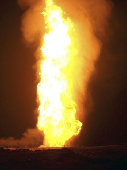 Incendio en el gasoducto egipcio de El-Arish, a 50 kilómetros de la frontera con Israel, en el que las llamas han llegado a alcanzar 20 metros de alto.
