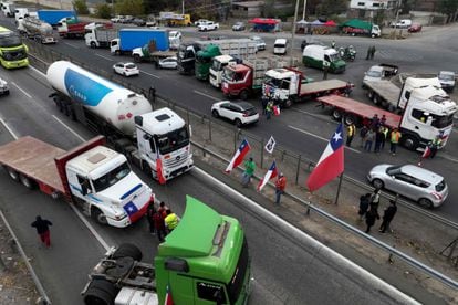 Uno de los bloqueos de los camioneros, a 40 kilómetros de Santiago de Chile, este martes 26 de abril.