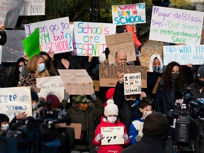 Padres de niños en Nueva York protestan contra el cierre de los colegios, el pasado 19 de noviembre.