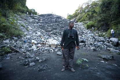 Bernabé Abraham Gaspar, padre de uno de los normalistas, inspecciona el basurero municipal de Cocula.