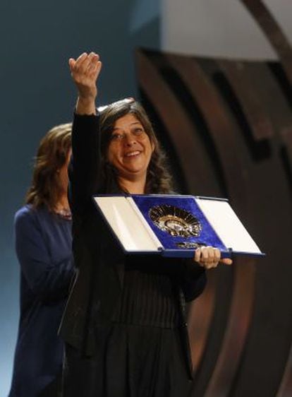 Mariana Rondón, directora de 'Pelo malo', con la Concha de Oro.