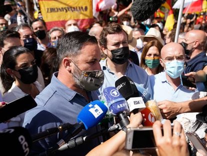 El líder de Vox, Santiago Abascal, ofrece declaraciones a los medios, en una concentración contra los indultos a los presos del 'procés' en la Plaza de Colón, el pasado domingo, en Madrid (España).