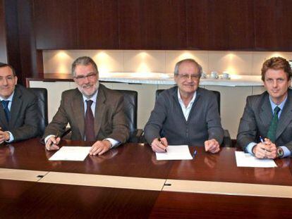 Juan Carlos Rovira, (Institut Catalá de Finances), Pedro Torrades (grupo Planeta), Joan Bosch (El Punt) y Carlos Godó, (Grupo Godo) durante el acuerdo de venta del Avui al Punt Diari en 2009