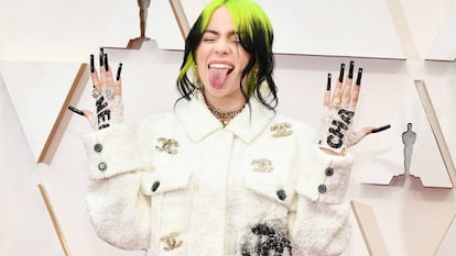 La cantante Billie Eilish, posando antes del inicio de la ceremonia de los Oscar 2020.