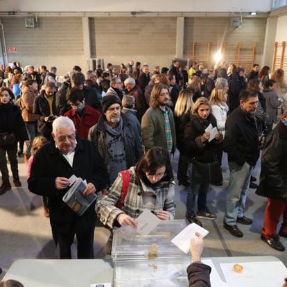 Votación en el Instituto Pere Ribot de Vilassar de Mar (Barcelona) en las elecciones catalanas del 21-D de 2017.