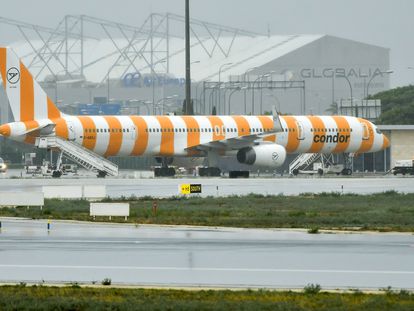 Avión de la compañía aérea Condor este lunes, en el aeropuerto de Palma.