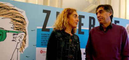 La concejala de Cultura de Bilbao, Ibone Bengoetxea, habla con el cineasta Agustín Díaz Yanes este jueves en Bilbao.