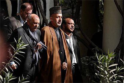 El ex rey Zahir Shah (izquierda) y el presidente Hamid Karzai (centro), ayer en Kabul.