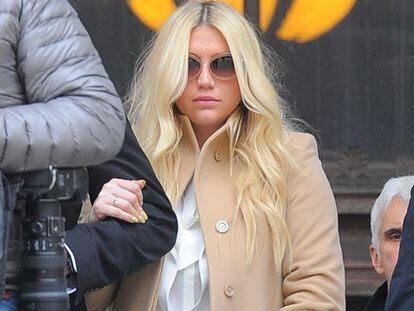 Kesha a la salida de la Corte de Nueva York el pasado febrero. Cordon pres