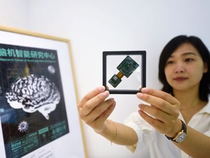 Una expositora demuestra un dispositivo de regulación neuronal con un chip cerebral de desarrollo propio en el Centro de Innovación Científica Xitou Qizhen Brain Smart, de Hangzhou, China, el 31 de Julio de 2022.