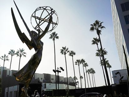 Una estatua del Emmy ante las instalaciones de la Academia de Televisión de Los Ángeles.