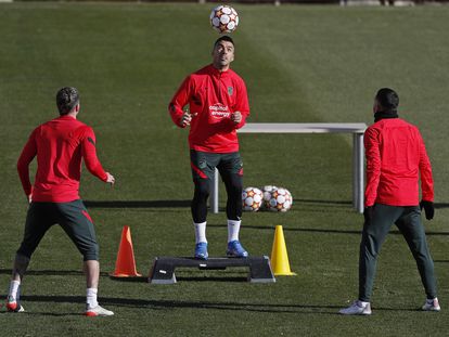 Luis Suárez controla el balón de cabeza ante la mirada de Rodrigo de Paul y Correa en el último entrenamiento del Atlético previo al partido de este martes con el Oporto.