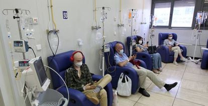 Cuatro pacientes en una sesión de quimioterapia en el hospital de día de oncología de La Paz, en Madrid.