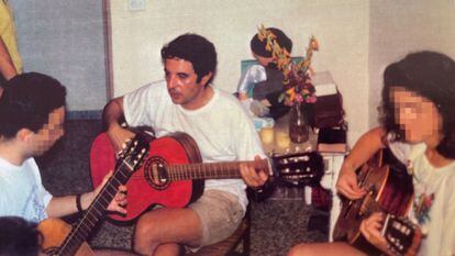 Fernando Meseguer (en el centro), denunciado por abusos sexuales por una mujer, toca la guitarra con dos jóvenes. FOTO CEDIDA