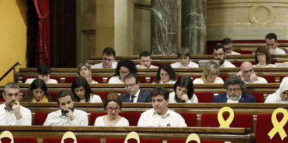 Diputats de blanc al Parlament, aquest dimecres.