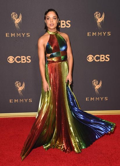 Tessa Thompson (Westworld) lució un vestido multicolor de Rosie Assoulin.
