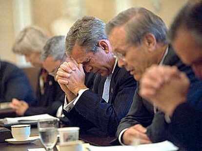 George W. Bush y Donald Rumsfeld rezan antes de una reunión del Gabinete, poco después del 11-S.