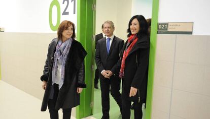 La consejera de Educación, Cristina Uriarte, con el lehendakari en un centro educativo vasco
