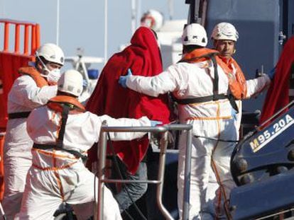 Salvamento Marítimo rescata a tres ocupantes de la embarcación y busca a un desaparecido