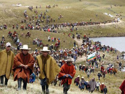 Un grupo de pobladores protestas contra el proyecto Conga.