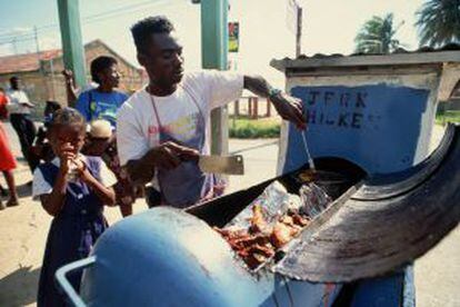 Vendedor callejero de pollo al jerk, en la ciudad de Black River (Jamaica).