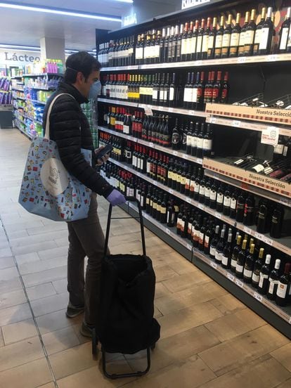 Carlos Alonso, interiorista, en el pasillo de los vinos del supermercado DIA de Atocha.