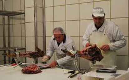 En Guijuelo, varios cortadores profesionales preparan los paquetes de jam&oacute;n loncheado que distribuyen dentro y fuera de Espa&ntilde;a.