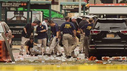 Agentes del FBI, el pasado domingo en Nueva York, en la zona de explosi&oacute;n.