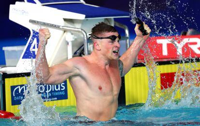 Adam Peaty celebra su triunfo.