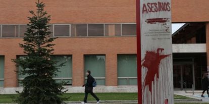 Pintada en el monumento a los brigadistas internacionales en la Ciudad Universitaria de Madrid.