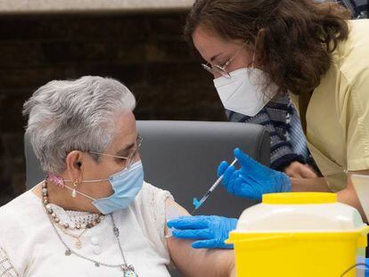 Una mujer se vacuna contra la Covid-19 en Galicia. 