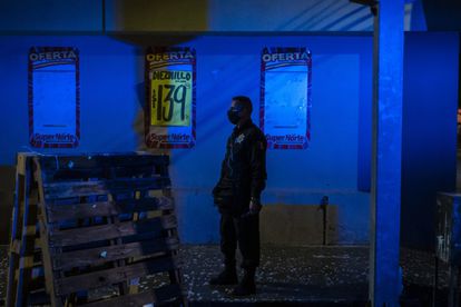 Rafael Caro Quintero: Un policía local hace guardia en una de las avenidas de la ciudad de Caborca, Sonora, donde se impuesto toque de queda