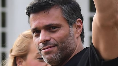 Leopoldo López afuera de la embajada de España en Caracas, en mayo de 2019.