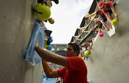 Juan Martín Del Potro firma autógrafos después del encuentro contra Rhyne Williams.