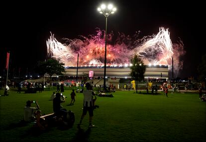 Aficionados durante el partido de inauguracion del Mundial en los alrededores del estadio Al Bayt, en la localidad de Jor, en Qatar.