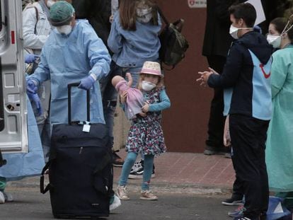 Personal médico en la puerta del hotel H10 Costa Adeje Palace, que este viernes ha comenzado a desalojar a los clientes en cuarentena. En vídeo, comienzan a salir turistas del hotel en cuarentena de Tenerife.