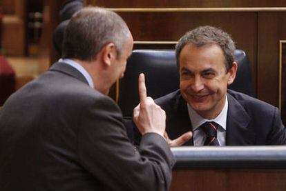 El presidente Rodríguez Zapatero habla con el portavoz del PNV, Josu Erkoreka (de espaldas).