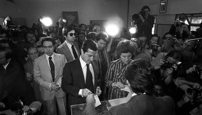 Su&aacute;rez vota el 15 de juny de 1977.