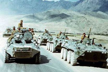 Soldados afganos pasan en un tanque (izquierda) junto a varios carros de combate soviéticos, en 1988 en la provincia de Kabul.
