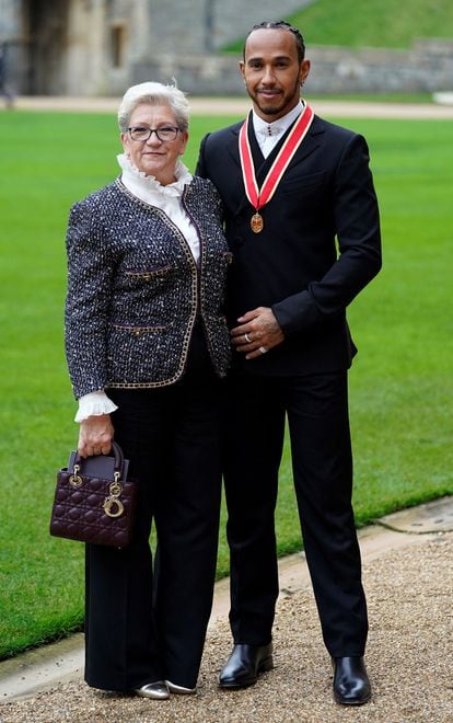 Lewis Hamilton junto a su madre, Carmen Larbalestier, posando en el castillo de Windsor, el 15 de diciembre de 2021.